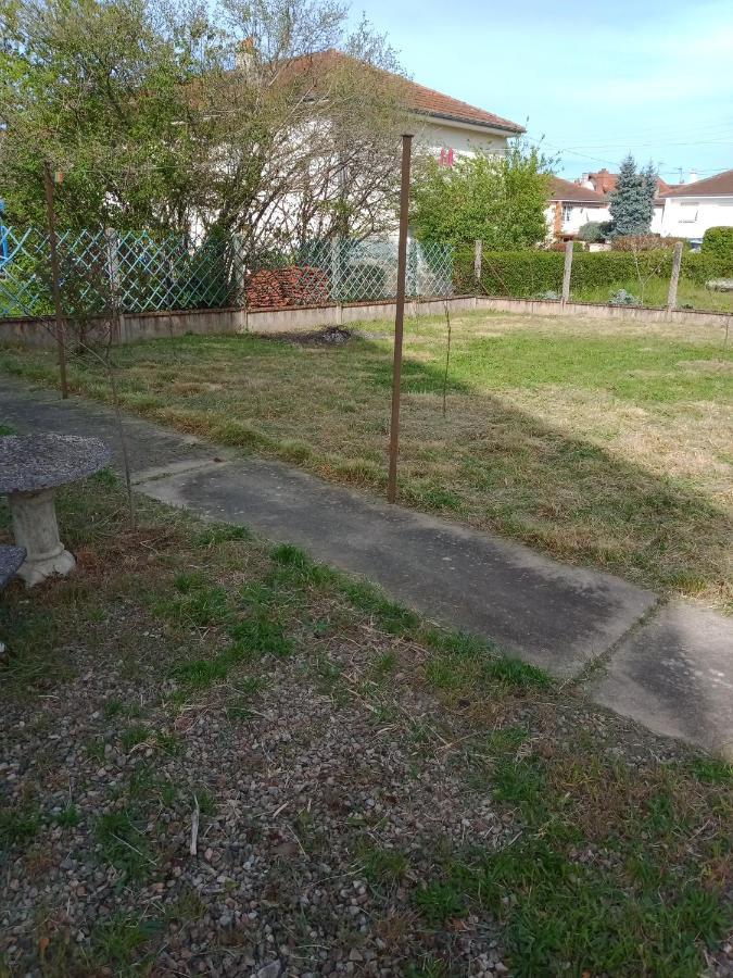 Maison Entiere Avec Parking, Garage Et Jardin Montluçon Exterior foto